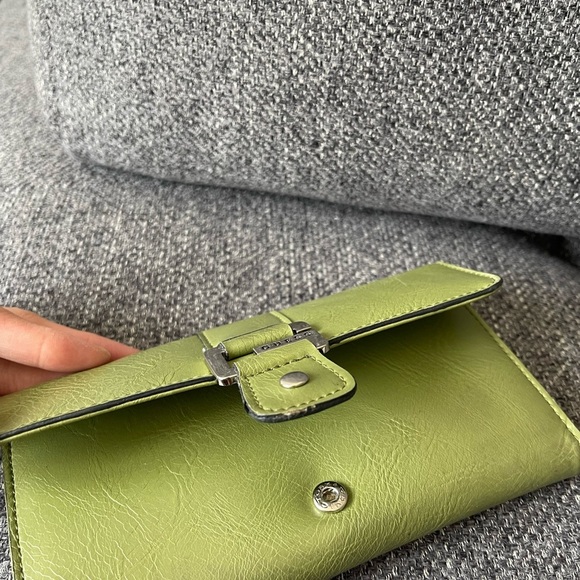 GUESS Green Women's Wallet - Picture 10 of 11